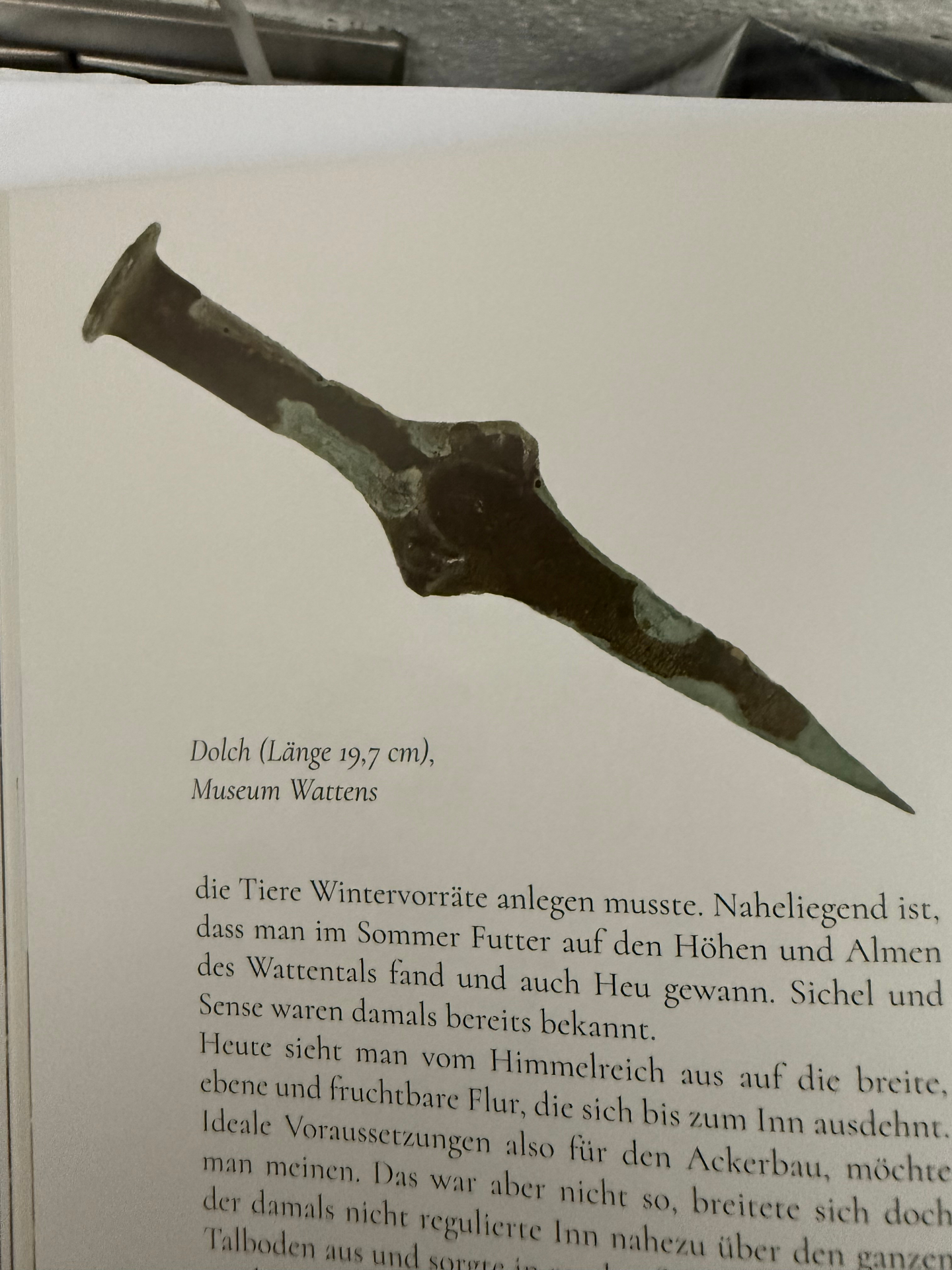 Bronzezeitlicher Lizumer Dolch, Länge 19,7 cm, ausgestellt im Museum Wattens