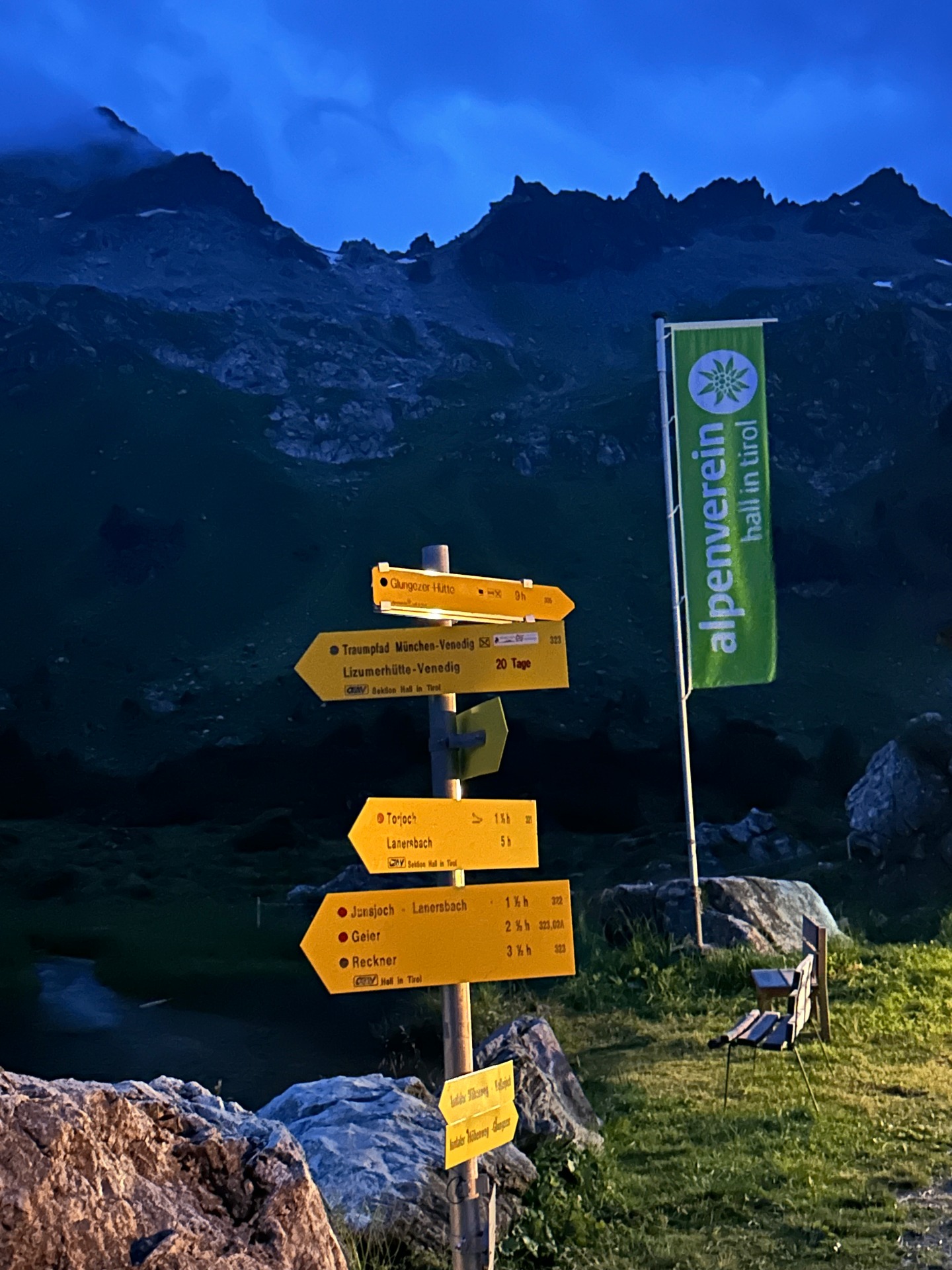 Wegweiser des Alpenvereins im Gebirge mit Wegnummern und Zielorten