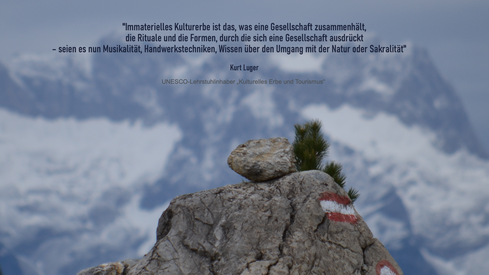 Bergkulisse mit Wegmarkierung
