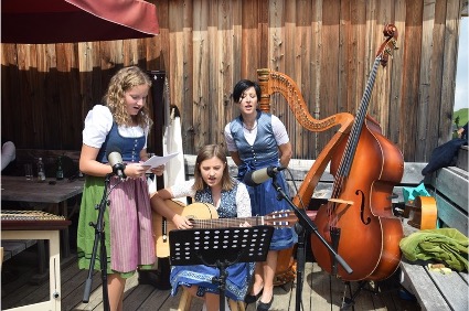 Tuxer Musikantinnen mit Harfe, Gitarre und Kontrabass in traditioneller Tracht