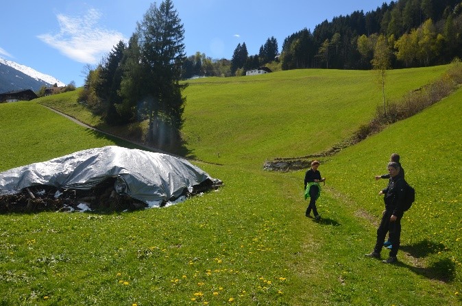 Wandergruppe auf einer Almwiese im Wattental mit Blick auf die Berge